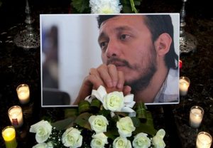 Una foto del asesinado fotoperiodista mexicano Rubén Espinosa fue colocada entre flores y velas en su ataud en una funeraria en ciudad de México. Foto: AP