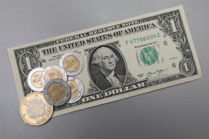 El martes, la divisa estadounidense cerró en 16.70 pesos, precio máximo histórico al que llegó el pasado 5 de agosto. Foto: Notimex