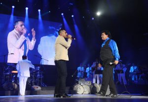 Espinoza Paz cumplió su sueño de cantar con Juan Gabriel. Foto: Cortesía