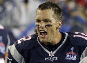 El mariscal de campo de los Patriots de Nueva Inglaterra, Tom Brady, grita a un costado del terreno durante el encuentro. Foto: AP
