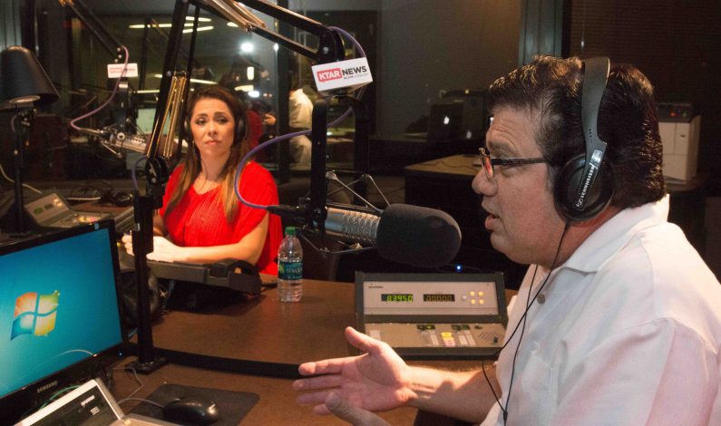 “Hispano en Arizona” hace historia en la radio en inglés