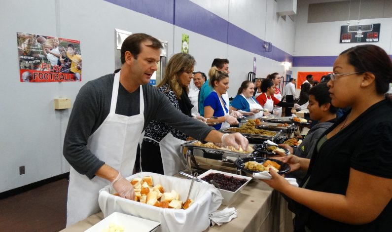 Adelantan cena de Acción de Gracias a familias de Guadalupe