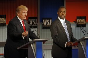 Donald Trump habla mientras lo observa Ben Carson durante el debate entre precandidatos presidenciales republicanos en Milwaukee, Wisconsin. Foto: AP
