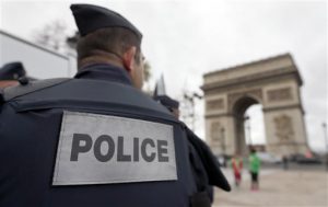 Policías patrullando cerca del Arco de Triunfo en París, el martes 17 de noviembre. Foto: AP