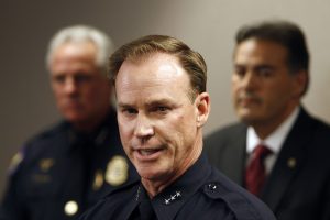 Tras servir a la ciudad por más de 30 años, el actual jefe policiaco de Phoenix, Joseph Yahner, se retirará en octubre del 2016. Foto: AP