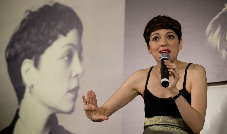 Natalia Lafourcade firmará autógrafos en Tolleson