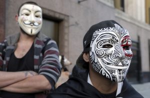 La campaña sucede además luego de que Anonymous declarara una ofensiva contra el propio ISIS tras los ataques coordinados del 13 de noviembre en París. Foto: AP
