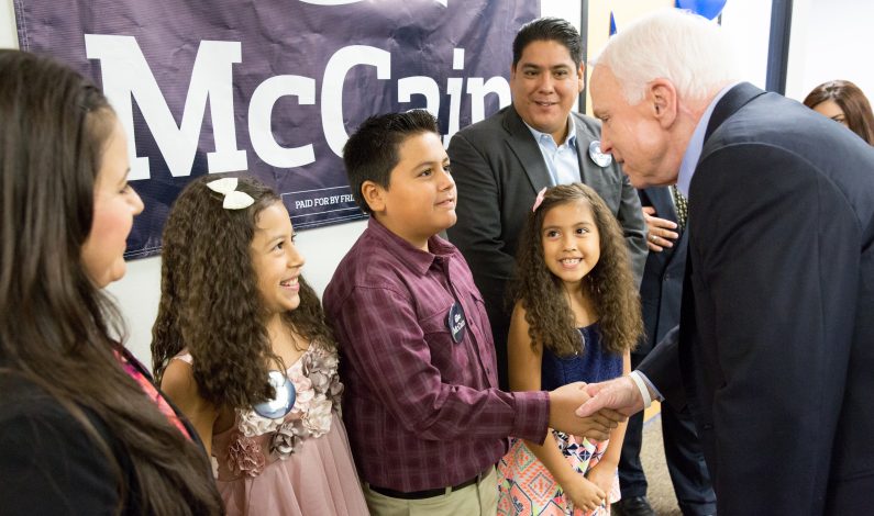 Tres niños latinos en mitin del Senador McCain