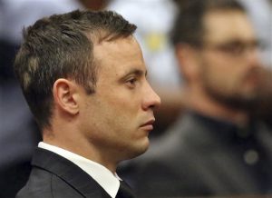 A Pistorius se le extendió su arresto domiciliario hasta su vista de sentencia, fijada para el 18 de abril. Foto: AP