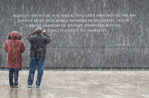 Visitantes al monumento en honor de Martin Luther King, Jr. el pasado domingo en Washington. Foto: AP