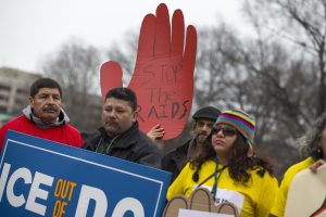 Activistas e inmigrantes protestaron el viernes frente a la Casa Blanca y a la Corte Suprema para pedir protecciones diversas a inmigrantes no autorizados en Estados Unidos. (AP Photo/Evan Vucci)