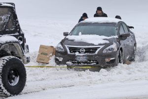 Transeúntes empujan un auto varado en la nieve en Richmond, Virginia el pasado sábado. Foto: AP