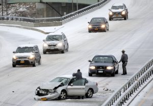 Debido a las condiciones de hielo hubo accidentes en los que perdieron la vida dos conductores en North Carolina y uno en Tennessee. Foto: AP