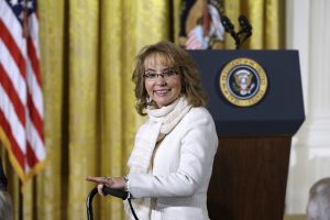 Gabby Giffords fundó un grupo activista que ayudó a convencer al presidente Barack Obama que tomara medidas ejecutivas para el control de armas. Foto: AP