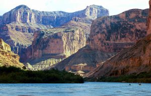 Un nuevo informe de un organismo supervisor federal recoge un historial de acoso sexual en los viajes en bote por el río Colorado gestionados por el parque nacional. Foto: AP