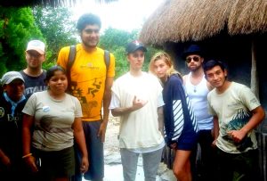 Justin Bieber, junto a sus amigos y staff de la empresa de turismo sustentable Alltournative. Foto: Cortesía Alltournative
