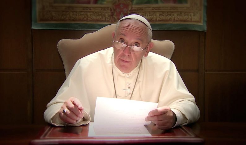 Papa busca con mensajes directos mantener cercanía con los “milenials”
