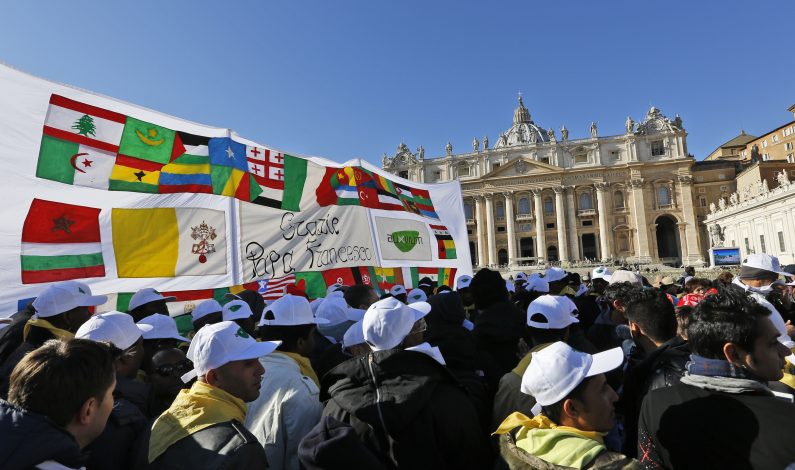 Papa a migrantes en el Vaticano: Aférrense a la esperanza