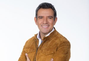 Ramón (Héctor Sandarti) te mostrará que cada quien es responsable de su felicidad a pesar de los fracasos. Foto: Cortesía de Televisa