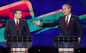 Jeb Bush (der) discute con Ted Cruz durante el debate entre los precandidatoso republicanos a la presidencia del 15 de diciembre del 2015 en Las Vegas. Foto: AP