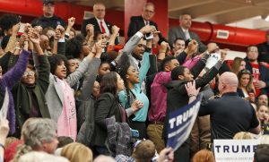 Varios manifestantes gritan mientras son retirados de un acto de campaña del precandidato presidencial republicano Donald Trump en la Universidad Radford en Radford, Virginia, el lunes 29 de febrero de 2016. (AP Foto/Steve Helber)