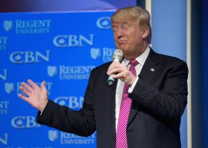 El empresario Donald Trump, aspirante a la candidatura republicana a la presidencia, en la Universidad Regent de Virginia Beach, Virginia, el miércoles 24 de febrero de 2016.  (AP Foto/Steve Helber)