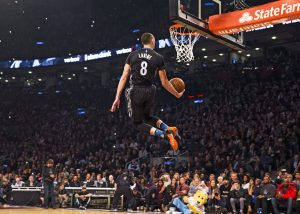 Zach LaVine, de los Timberwolves de Minnesota, salta hacia el aro durante el concurso de clavadas de la NBA, el sábado 13 de febrero de 2016, en Toronto (Mark Blinch/The Canadian Press via AP) MANDATORY CREDIT