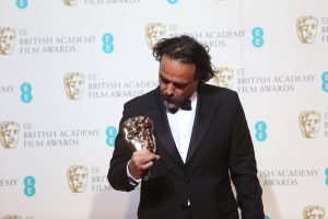 El director mexicano Alejandro González Iñárritu con su premio a Mejor Película por "The Revenant" tras bastidores de los premios BAFTA 2016 en la Royal Opera House en Londres, el domingo 14 de febrero de 2016. (Foto de Joel Ryan/Invision/AP)