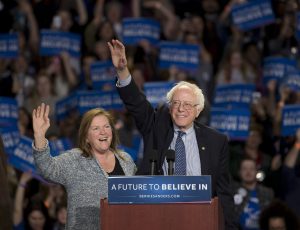 El aspirante a la candidatura presidencial demócrata, el senador Bernie Sanders, y su esposa, Jane, a la izquierda, saluda a simpatizantes durante un acto político en Greenville, South Carolina, el domingo 21 de febrero de 2016. (AP Foto/John Bazemore)