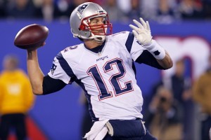 Brady, de 38 años, ha reestructurado con frecuencia su contrato para ayudar a los Patriots en el tema del tope salarial. Foto: AP