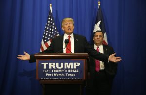 El precandidato republicano Donald Trump, accompañado por el gobernador de New Jersey Chris Christie, quien le dio su apoyo, habla en un acto en Fort Worth, Texas, viernes 16 de febrero de 2016. (AP Foto/LM Otero)