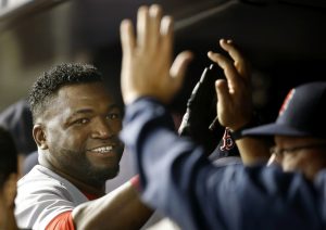 Foto de archivo del 29 de septiembre de 2015 en la que David Ortiz de los Medias Rojas de Boston es felicitado por sus compañeros tras anotar una carrera en un juego contra los Yanquis de Nueva York. (AP Foto/Kathy Willens, File)