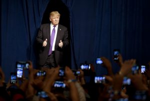 El aspirante a la candidatura republicana Donald Trump llega a un mitin en la noche de asambleas del partido en Nevada, el martes 23 de febrero de 2016 en Las Vegas. (AP Foto/Jae C. Hong)