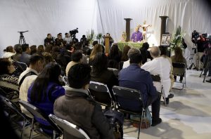 El padre Pedro Rocha ofició la misa de la nueva producción de Carla Estrada. Foto Cortesía de Televisa