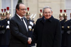 El presidente cubano Raúl Castro es recibido por su colega francés Francois Hollande, a la izquierda, en el Palacio del Elíseo en París. Foto: AP