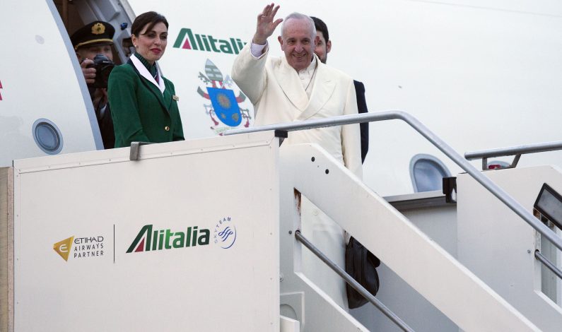 Papa Francisco aterriza en Cuba para histórica reunión