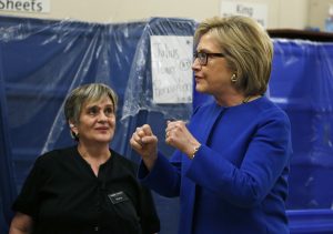 La precandidata presidencial demócrata  Hillary Clinton se reúne con empleados del  Caesars Palace en Las Vegas el 18 de febrero del 2016.  (AP Photo/John Locher)