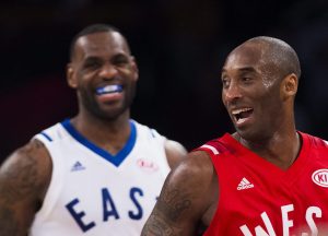 Kobe Bryant (derecha), de los Lakers de Los Ángeles, y LeBron James, de los Cavaliers de Cleveland, sonríen durante el Juego de Estrellas, el domingo 14 de febrero de 2016, en Toronto  (Mark Blinch/The Canadian Press via AP) MANDATORY CREDIT