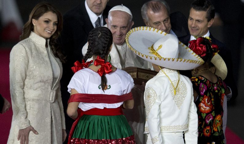 Multitudes saludan al Papa Francisco