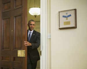 El presidente Barack Obama llega al Salón Roosevelt de la Casa Blanca, en Washington, el martes 23 de febrero de 2016. Obama propuso cerrar “de una vez por todas” el centro de detención de Guantánamo y transferir los detenidos a EEUU, aunque su plan no especifica dónde. (Foto AP/Pablo Martinez Monsivais)