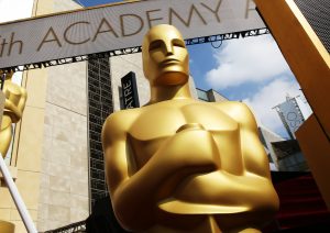 ARCHIVO- Una estatua de los Oscar fuera del Teatro Dolby para la 87ª entrega de los Premios de la Academia en Los Angeles en una fotografía de archivo del 21 de febrero de 2015. Los Premios de la Academia, que enfrentan controversia por la falta de diversidad entre sus nominados, ya tienen problemas para atraer a los espectadores negros. A pesar de esto les va mejor que a los Globos de Oro y los Emmy. La mayor cantidad de espectadores negros para los Oscar llegó en 2005, cuando Rock fue presentador y Jamie Foxx y Morgan Freeman gagaron los premios de actuación masculina. Rock regresará como presentador este año el 28 de febrero de 2016, pero aún está por verse cuántos negros verán la ceremonia. (Foto Matt Sayles/Invision/AP, archivo)