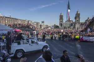 La primera jornada completa del pontífice en México incluye también un encuentro con obispos y una visita al santuario de la Virgen de Guadalupe para su primera misa multitudinaria.