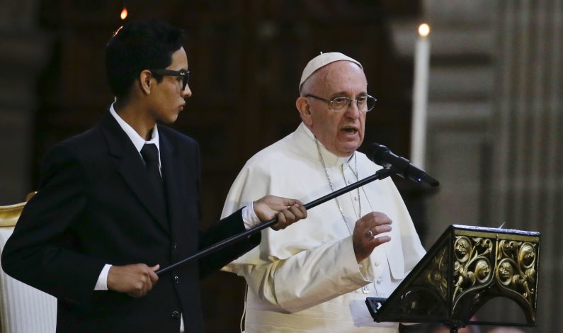 Papa lanza desafíos a políticos y obispos de México