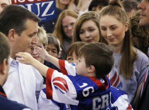 Daxton Moreno, de 4 años, se acerca al aspirante presidencial republican Ted Cruz, después de un mitin Tulsa, Oklahoma, el domingo 28 de febrero de 2016. (Foto AP/Sue Ogrocki)