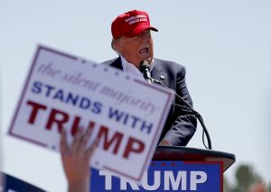 Donald Trump, quien encabeza las primarias republicanas, dijo en un acto de campaña en Phoenix, que “este país tiene un gran problema con la inmigración ilegal” y que por la frontera “las drogas están llegando”.