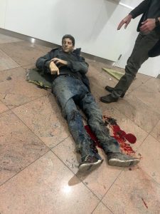 En esta imagen proporcionada por la televisora pública de Georgia y tomada por Ketevan Kardava, un hombre herido en el aeropuerto de Bruselas, en Bélgica, después de que se oyeran explosiones el martes 22 de marzo de 2016. (Ketevan Kardava/ Georgian Public Broadcaster via AP)
