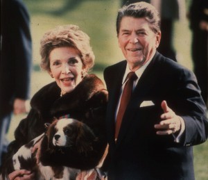En esta imagen de diciembre de 1986, la primera dama Nancy Reagan, carga a la mascota de la familia, Rex, un King Charles Spaniel, mientras camina junto con el presidente Ronald Reagan, en el patio sur de la Casa Blanca. La ex primera dama falleció el domingo 6 de marzo de 2016 a los 94 años de edad. (Foto AP/Dennis Cook, Archivo)