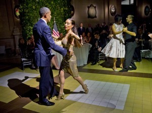 El presidente Barack Obama y la primera dama Michelle Obama bailan tango con una pareja durante una cena de estado en el Centro Cultural Kirchner en Buenos Aires, Argentina, el miércoles 23 dfe marzo de 2016. (AP Foto/Pablo Martínez Monsiváis)