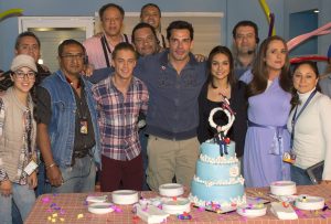 Cristián de la Fuente con sus compañeros actores, staff y equipo de producción de Sueño de Amor. Foto Cortesía de Televisa