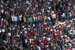 La afición colma las tribunas del Estadio Latinoamericano previo al inicio del juego de béisbol entre los Rays de Tampa Bay y la selección de Cuba, el martes 22 de marzo de 2016. (AP Foto/Rebecca Blackwell)